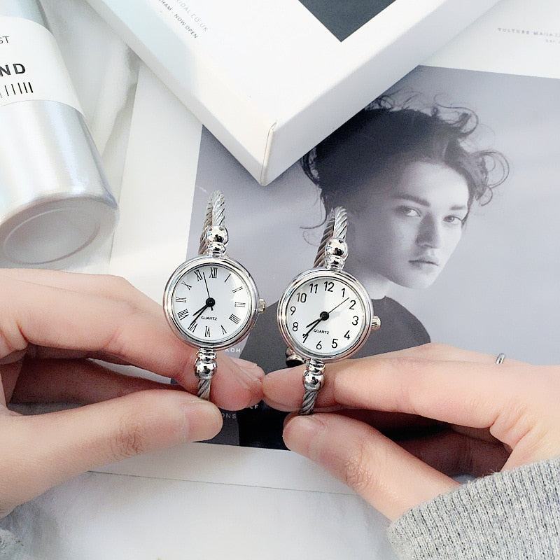 Women's Watches Bracelet Style Opening Simple Retro Art Fashion Watches Women's Fashion Quartz Watch Relogio Feminino（Silver belt）
