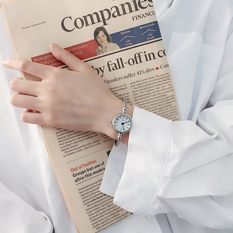 Women's Watches Bracelet Style Opening Simple Retro Art Fashion Watches Women's Fashion Quartz Watch Relogio Feminino（Silver belt）