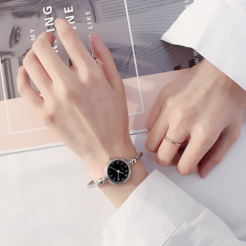 Women's Watches Bracelet Style Opening Simple Retro Art Fashion Watches Women's Fashion Quartz Watch Relogio Feminino（Silver belt）