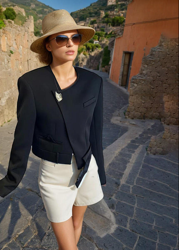 Solid-color suit with pockets patchwork and an irregular design showing a high-end look