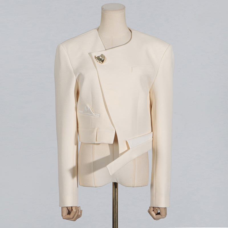 Solid-color suit with pockets patchwork and an irregular design showing a high-end look