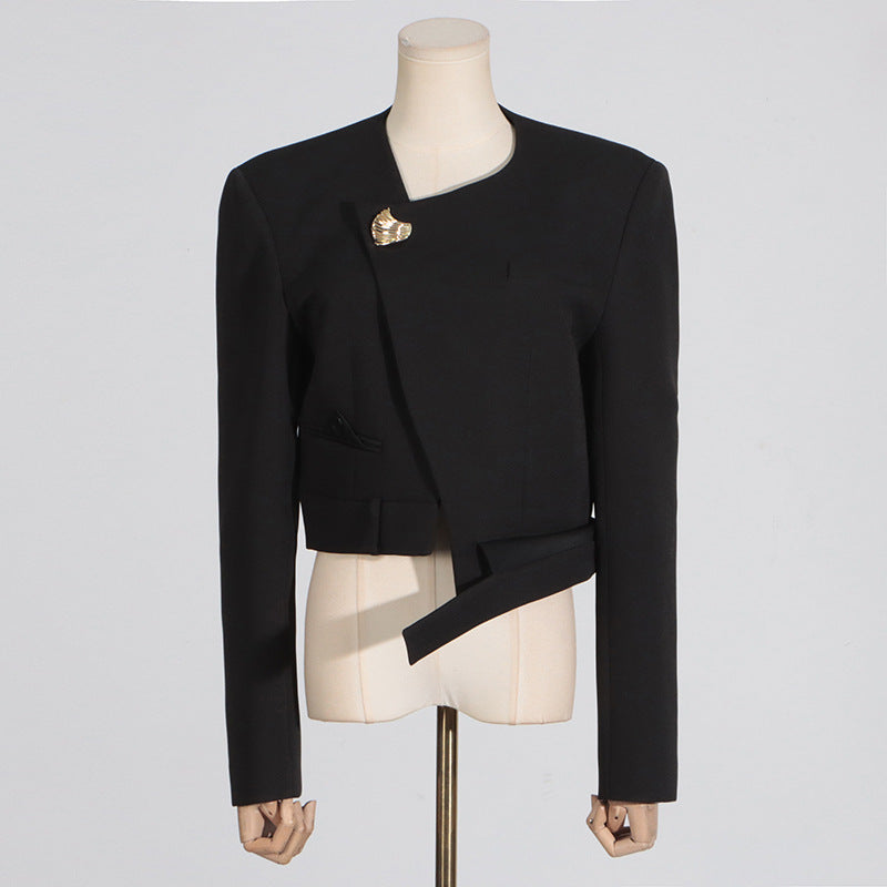 Solid-color suit with pockets patchwork and an irregular design showing a high-end look