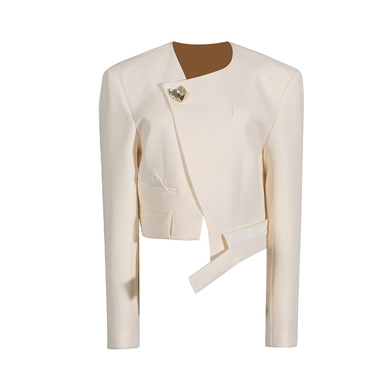 Solid-color suit with pockets patchwork and an irregular design showing a high-end look